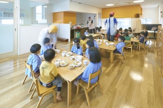 2階保育室　給食風景
